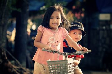 Børn med cykel - Find Børnecykelhjelm