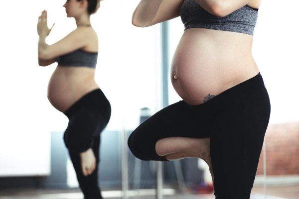 gravid dame laver yoga